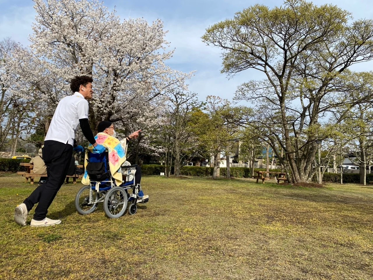 車いすでのお出かけに付き添うスタッフ